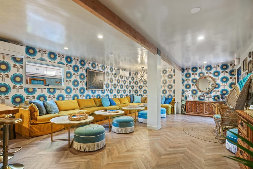 Living room, Seating area, air conditioner