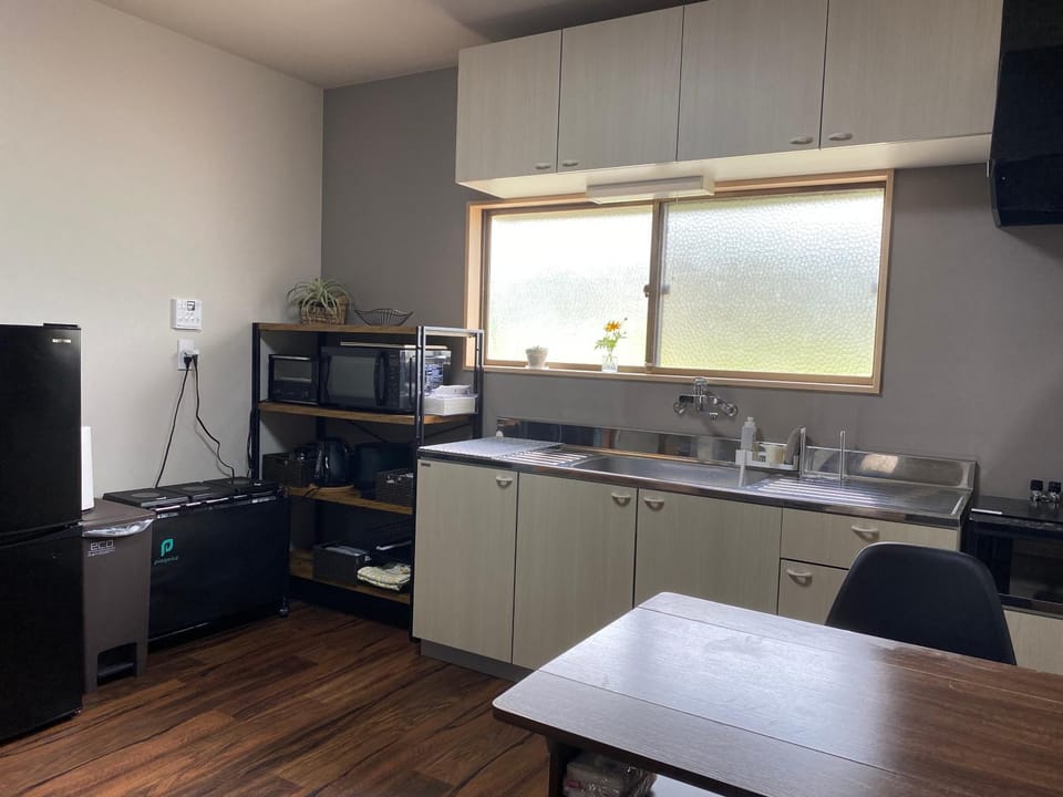 Dining area, oven, toaster