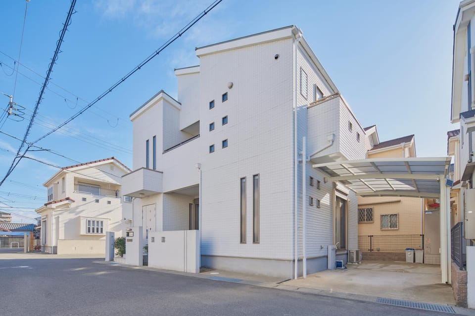 Property building, Day, Balcony/Terrace