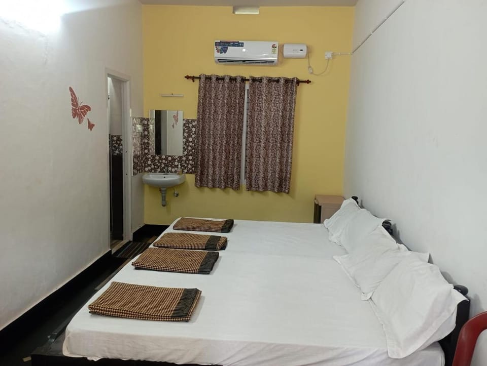 Bed, Photo of the whole room, Bedroom, air conditioner