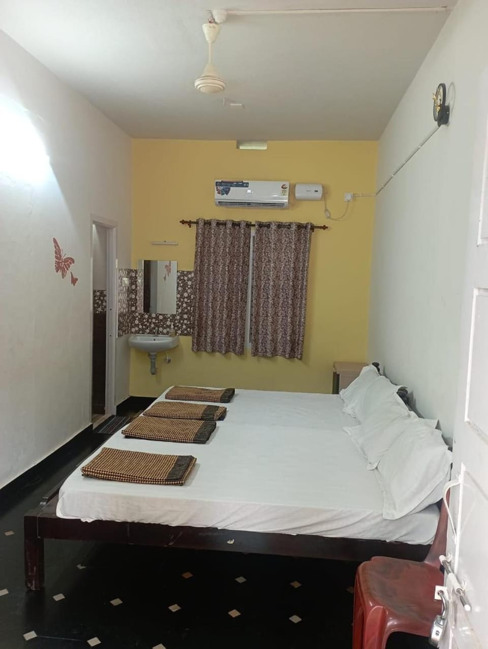 Bed, Photo of the whole room, Bedroom, air conditioner