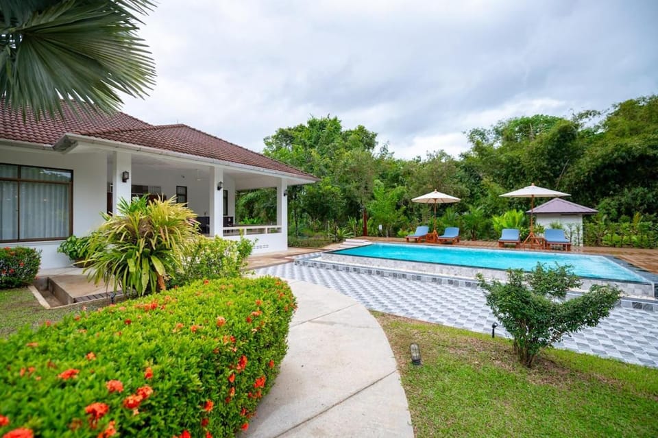 Sriwaree Pool Villa Khao Lak - 8 meters pool - 3 bedroom - 2 bath Villa in Khuekkhak