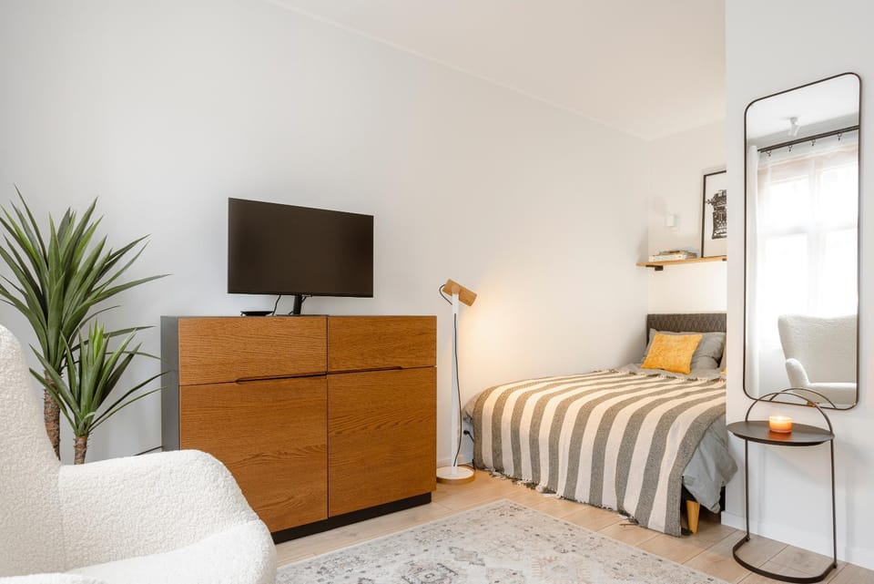 Bed, TV and multimedia, Bedroom