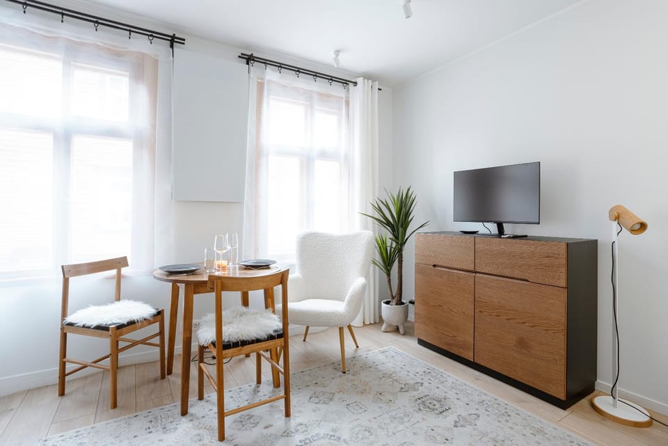 Communal lounge/ TV room, TV and multimedia, Living room, Seating area, Dining area