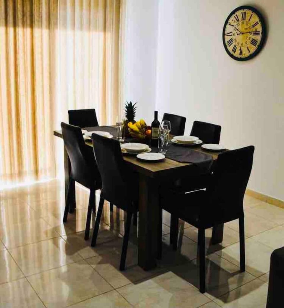 Spacious 3 bedroom Apartment, close to Sliema, Valletta & Sea, Sleeps 12! Apartment in Malta