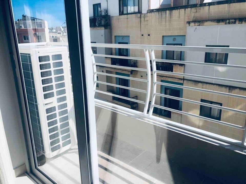 Spacious 3 bedroom Apartment, close to Sliema, Valletta & Sea, Sleeps 12! Apartment in Malta