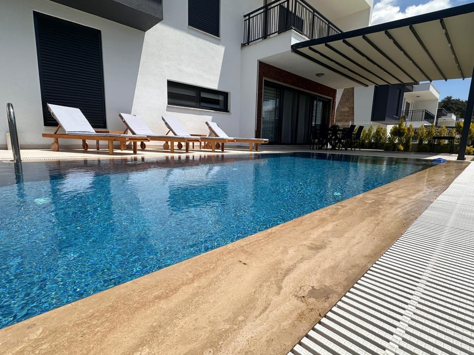 Property building, Day, Pool view, Swimming pool, sunbed