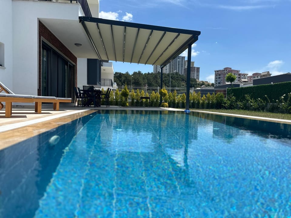 Property building, Day, Pool view, Swimming pool