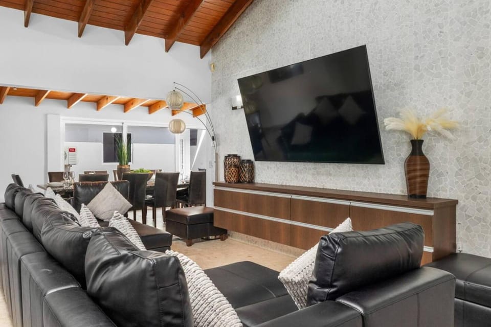 Sotto del Sol 7BR Pool Villa Near Palm Beach & Ritz by Bocobay Villa in Noord