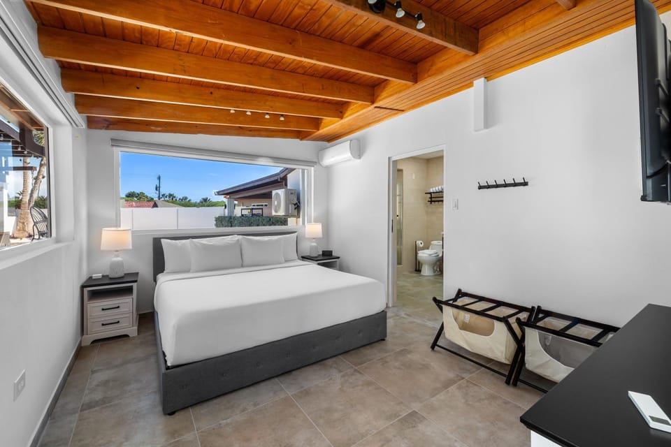 Bed, TV and multimedia, View (from property/room), Photo of the whole room, Bedroom