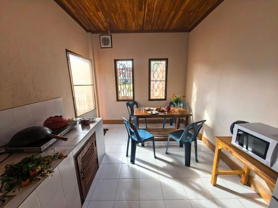 Kitchen or kitchenette, Dining area, Communal kitchen, microwave