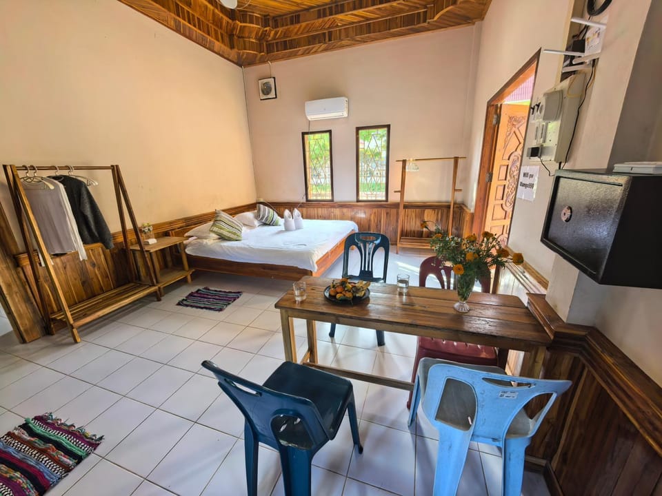 Communal lounge/ TV room, Bed, Living room, Photo of the whole room, Seating area, Dining area, Bedroom, safe, air conditioner