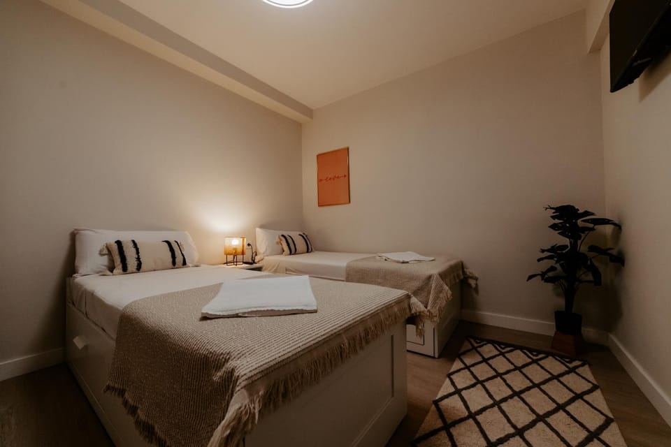 Bed, TV and multimedia, Photo of the whole room, Bedroom, towels