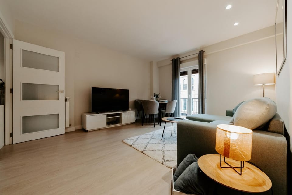 TV and multimedia, Living room, Seating area, Evening entertainment