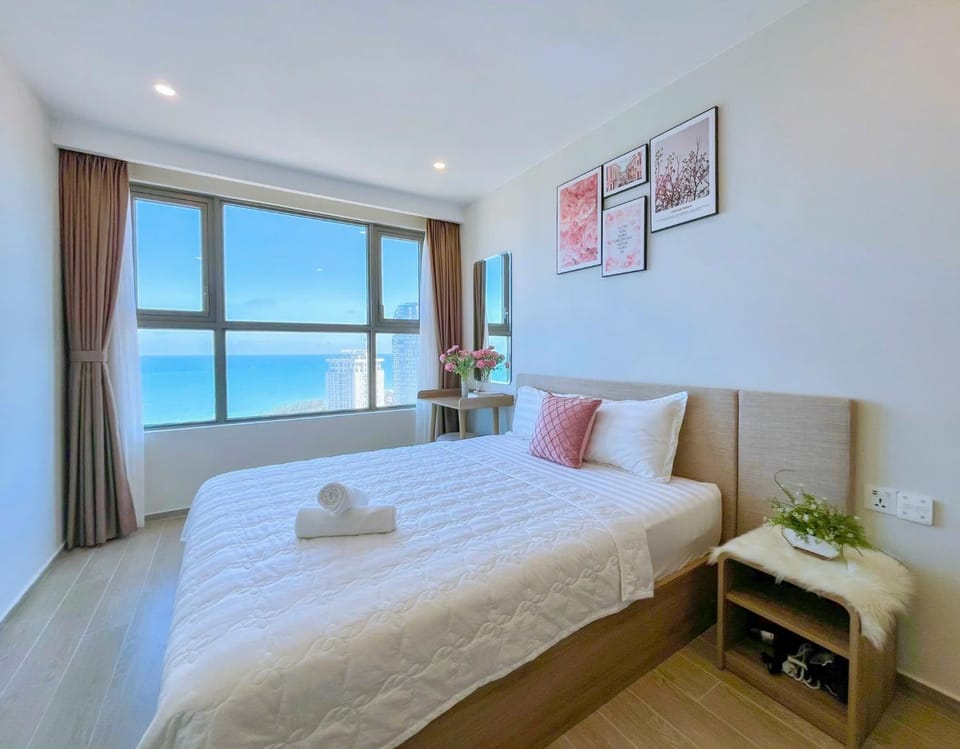 Bed, Natural landscape, Photo of the whole room, Bedroom, towels