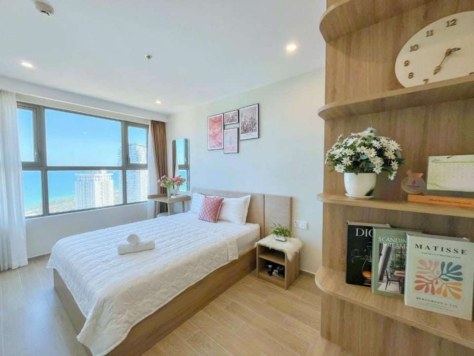 Bed, Photo of the whole room, Bedroom, Quiet street view