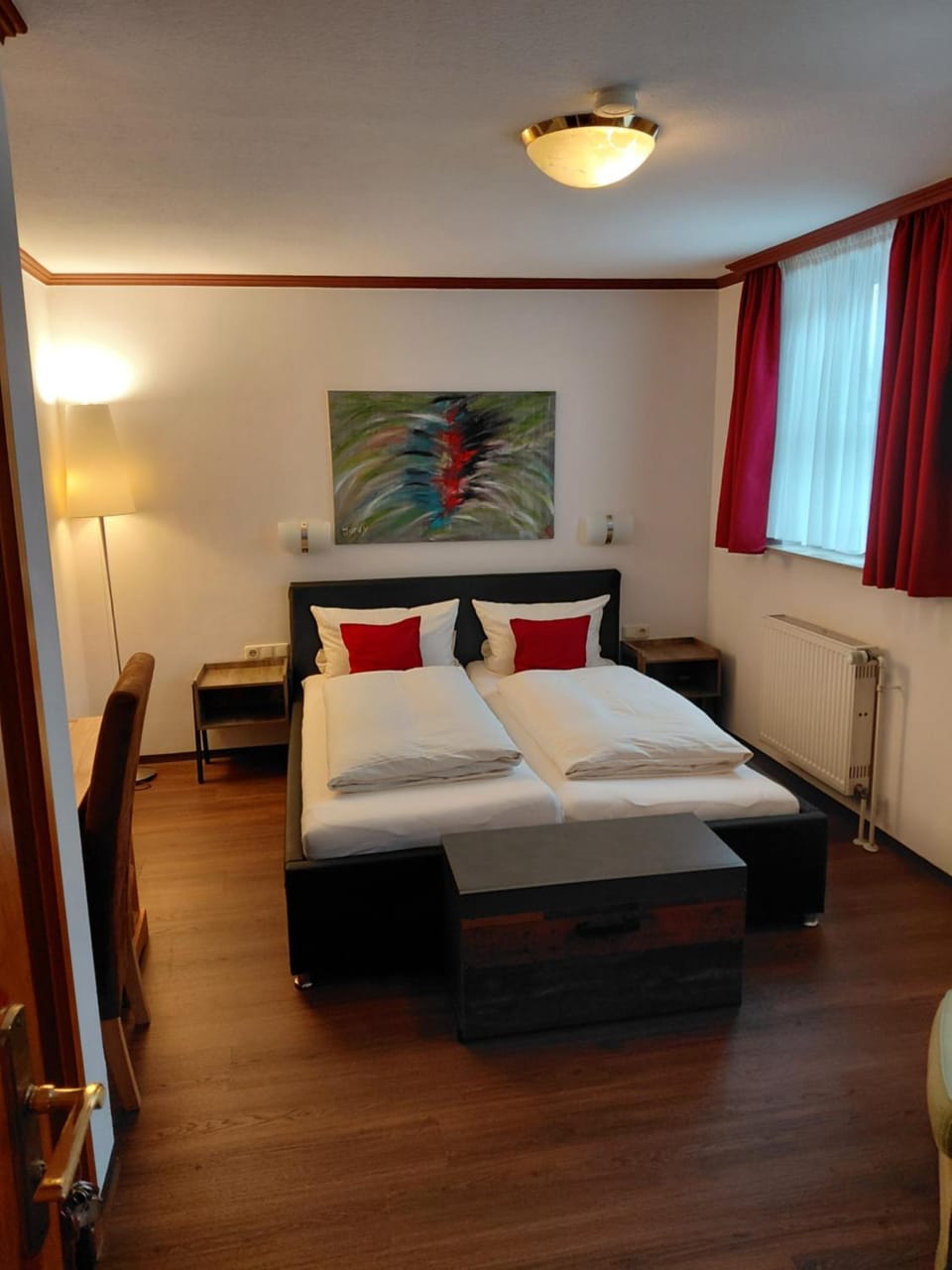 Photo of the whole room, Bedroom