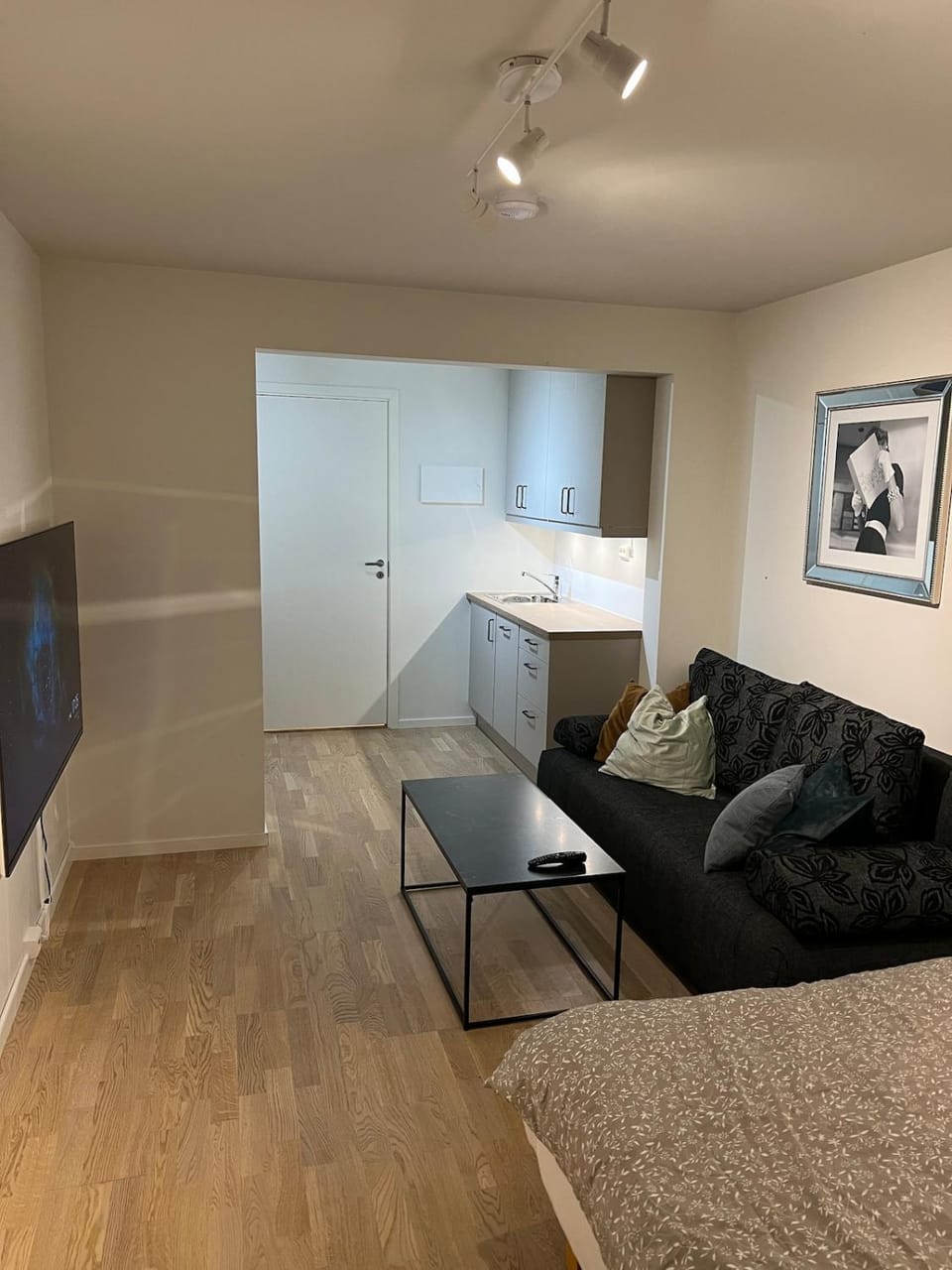 TV and multimedia, Kitchen or kitchenette, Living room, Seating area, Dining area