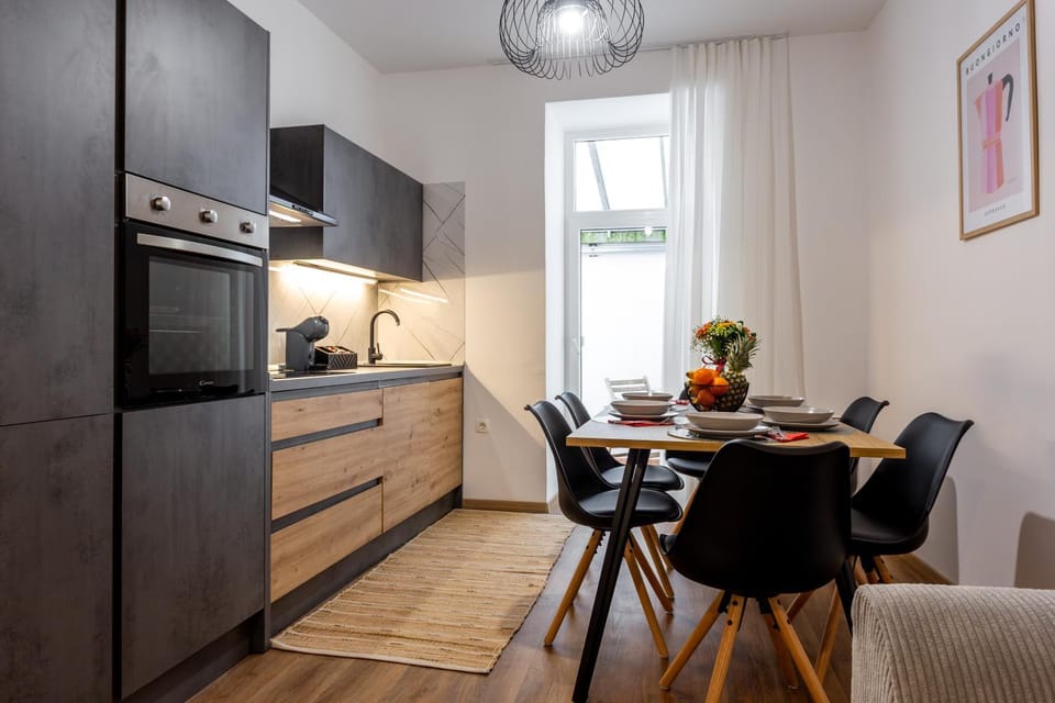 Kitchen or kitchenette, Seating area, Dining area, oven, stove