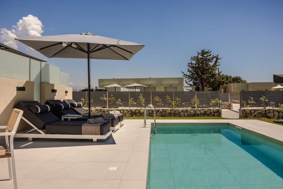Pool view, Swimming pool, sunbed