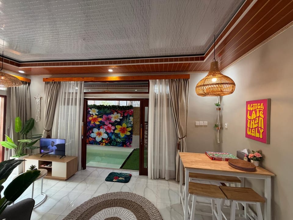 TV and multimedia, Living room, Decorative detail, Seating area