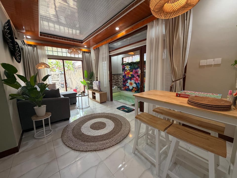 Living room, Seating area, Dining area