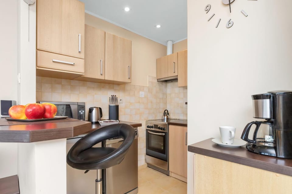 Coffee/tea facilities, Kitchen or kitchenette, microwave, oven, stove