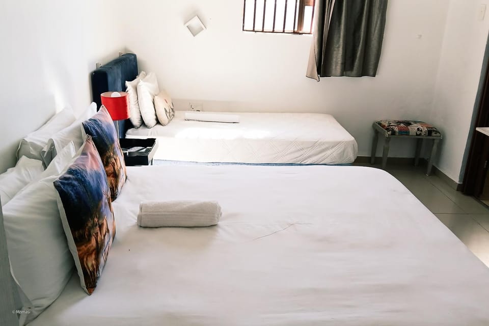 Bed, Photo of the whole room, Seating area, Bedroom