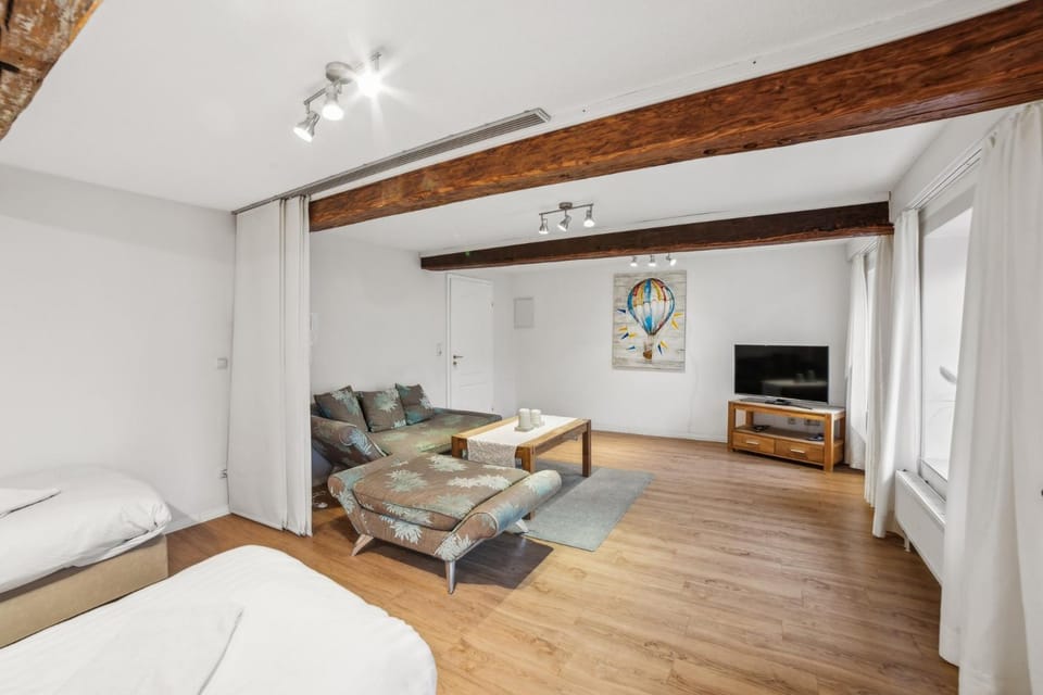 Communal lounge/ TV room, Bed, TV and multimedia, Living room, Photo of the whole room, Bedroom