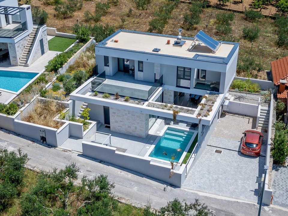 Property building, Balcony/Terrace, Swimming pool, air conditioner