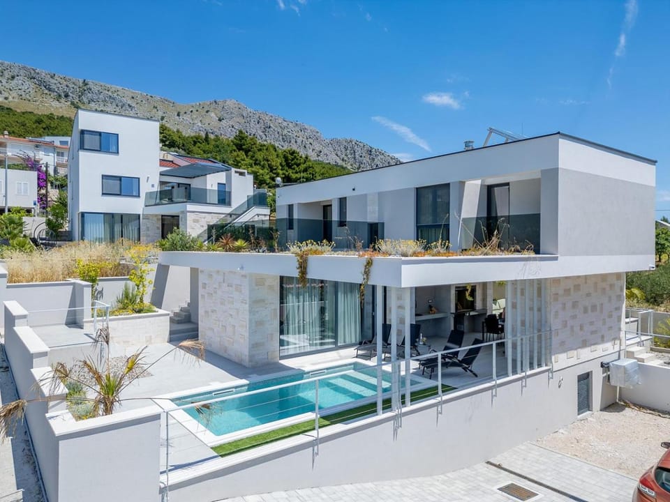 BBQ facilities, Sea view, Swimming pool, air conditioner