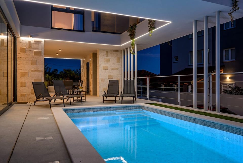 Swimming pool, air conditioner