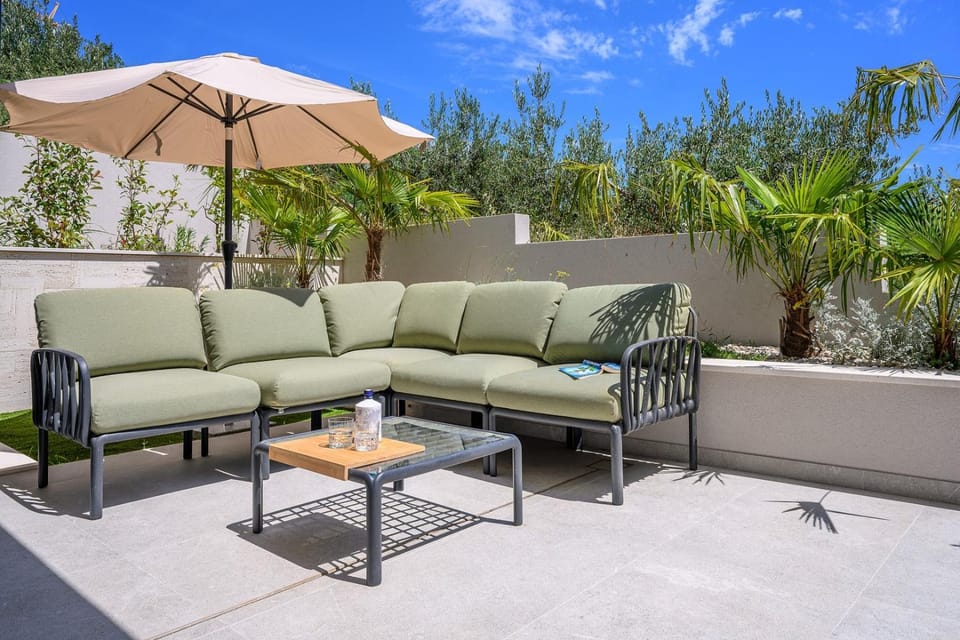 Garden, Seating area, Swimming pool