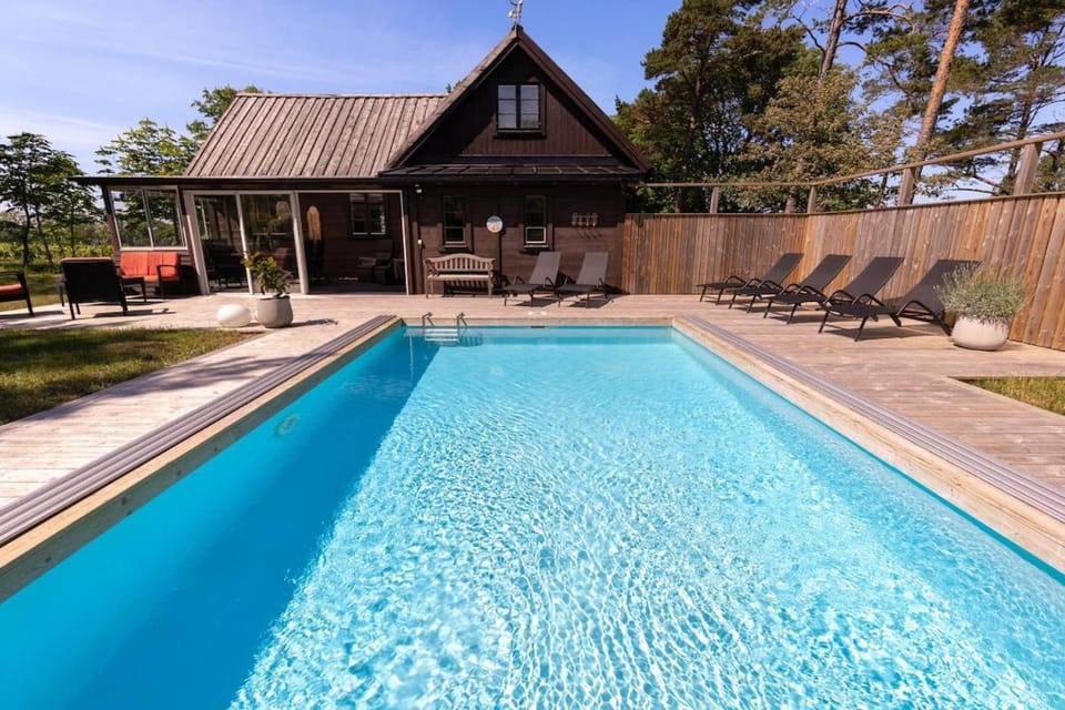 Kustnära hus med utsikt över havet och karlsöarna House in Gotland County, Sweden