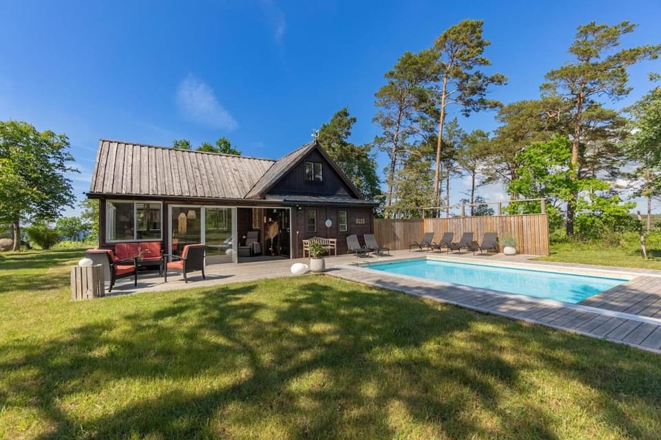 Kustnära hus med utsikt över havet och karlsöarna House in Gotland County, Sweden