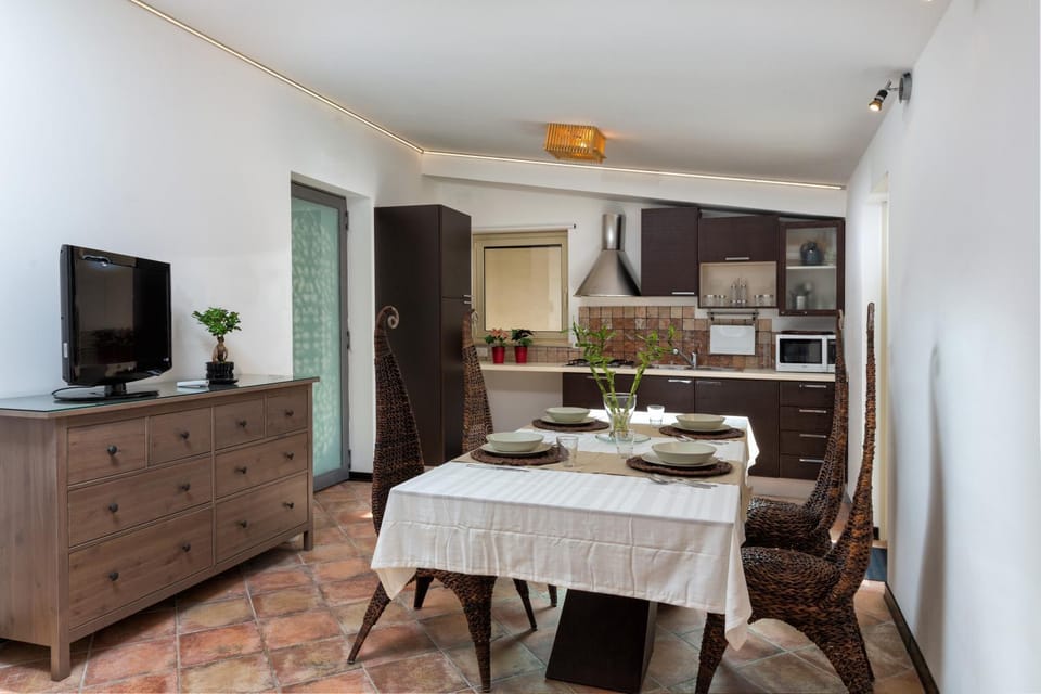 Kitchen or kitchenette, Dining area