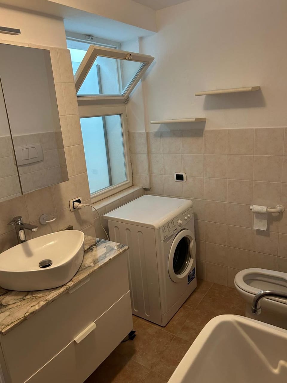Shower, Toilet, Bathroom, towels, washing machine