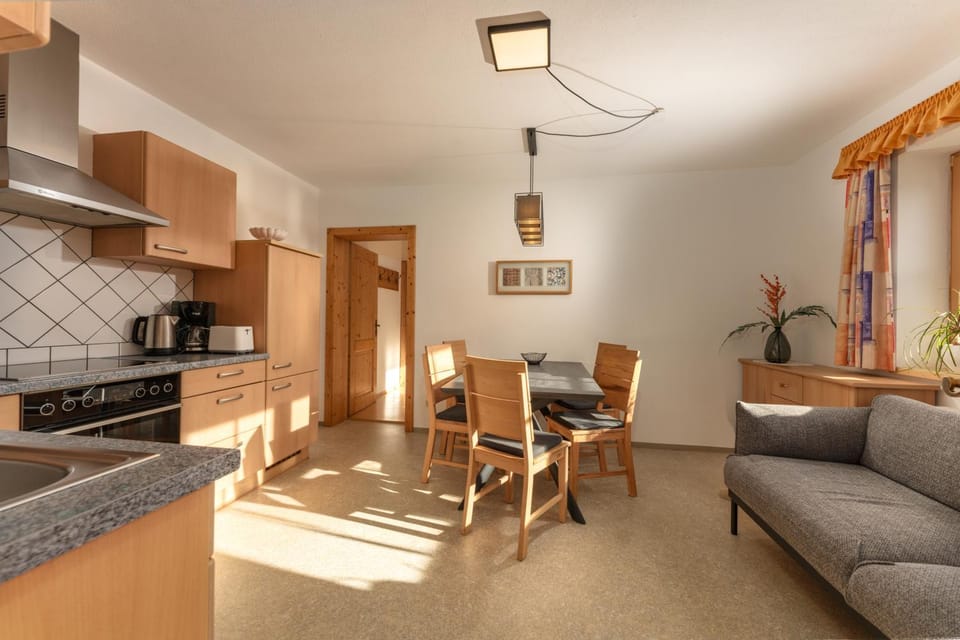 Kitchen or kitchenette, Living room, Seating area, Dining area