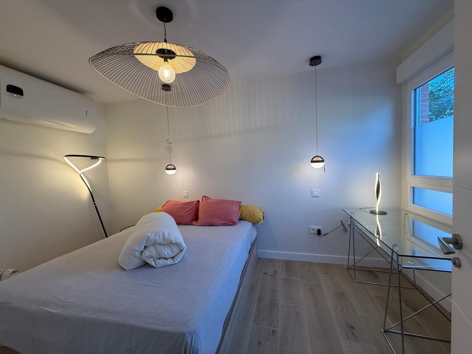 Bed, Photo of the whole room, Bedroom