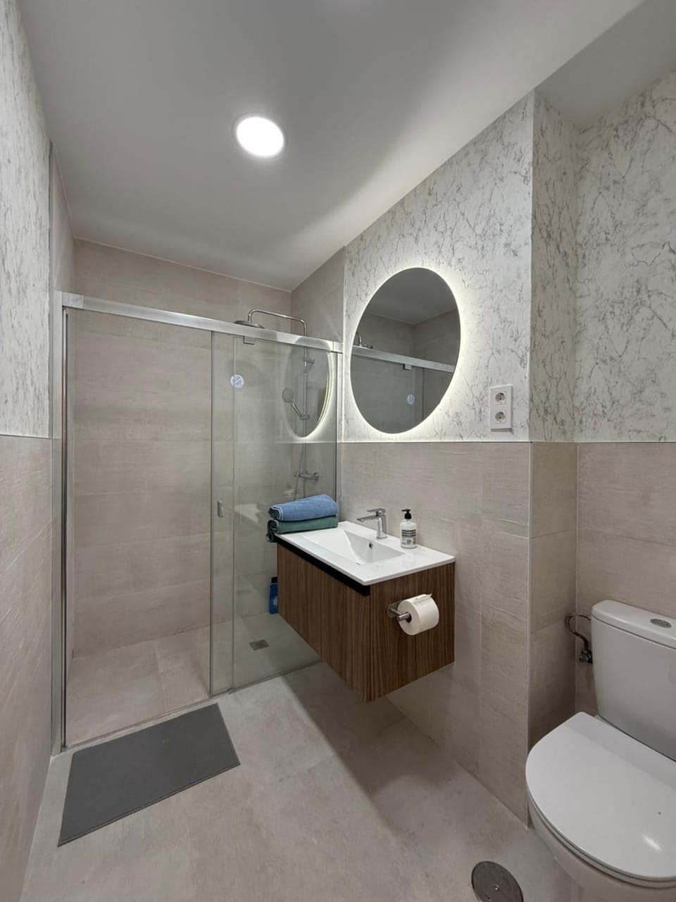 Shower, Toilet, Bathroom, towels