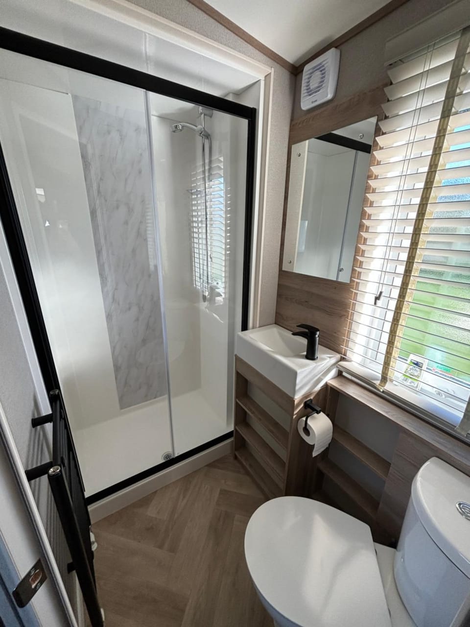 The Retreat 6 - Hot tub Mini Lodge, WiFi, pet friendly, bed linen - Golden Palm Resort - Meadow Lakes Caravan & Lodge Hire Apartment in Chapel Saint Leonards