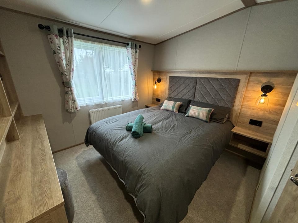 The Retreat 6 - Hot tub Mini Lodge, WiFi, pet friendly, bed linen - Golden Palm Resort - Meadow Lakes Caravan & Lodge Hire Apartment in Chapel Saint Leonards