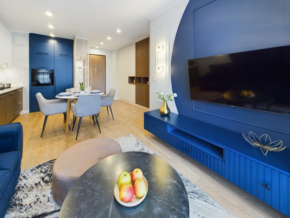 TV and multimedia, Living room, Seating area, Evening entertainment