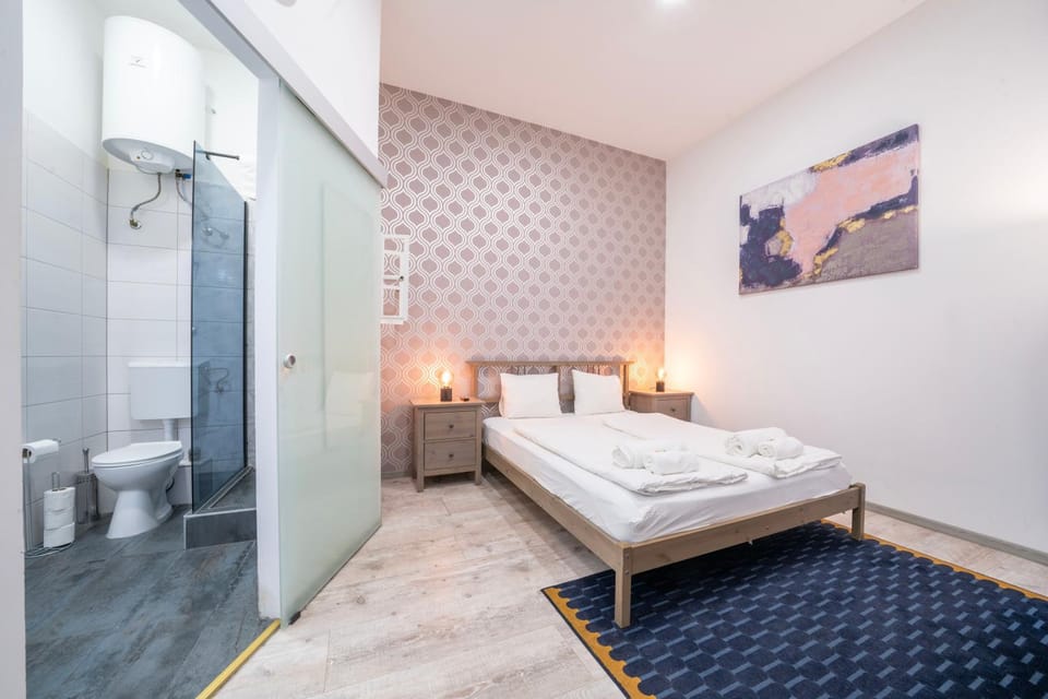 Shower, Toilet, Bed, Bathroom, Photo of the whole room, Bedroom, towels