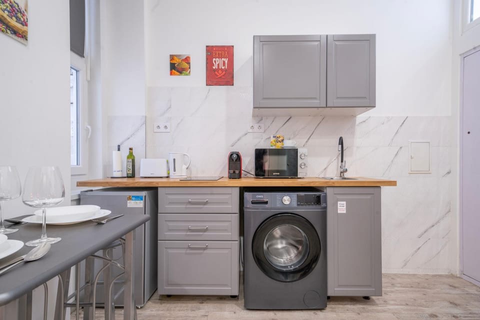 Coffee/tea facilities, Kitchen or kitchenette, Dining area, dishwasher, toaster