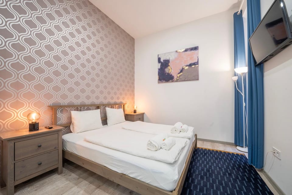 Bed, TV and multimedia, Photo of the whole room, Bedroom, towels