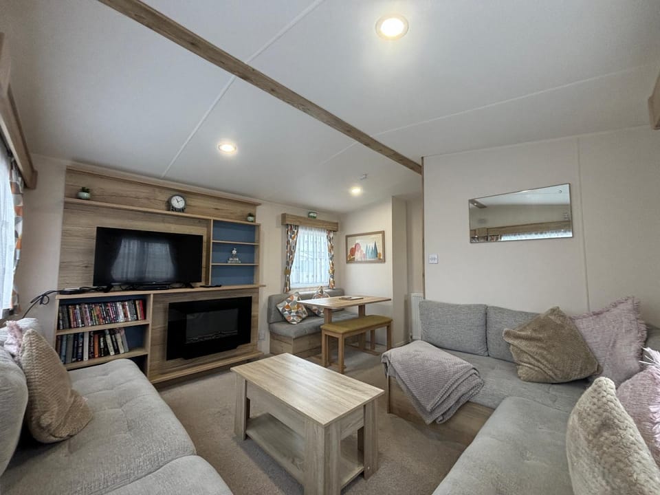 Sunnymede B7 - Fantasy Island, Hot tub, wrap around veranda, WiFi, pet free - Meadow Lakes Caravan & Lodge Hire Apartment in Ingoldmells