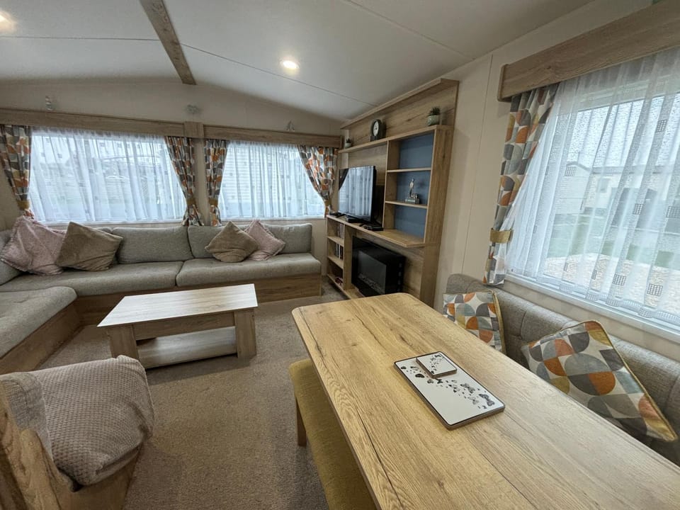 Sunnymede B7 - Fantasy Island, Hot tub, wrap around veranda, WiFi, pet free - Meadow Lakes Caravan & Lodge Hire Apartment in Ingoldmells