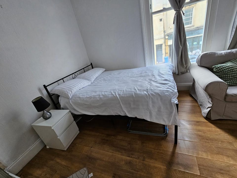 Bed, Living room, Photo of the whole room, Seating area, Bedroom