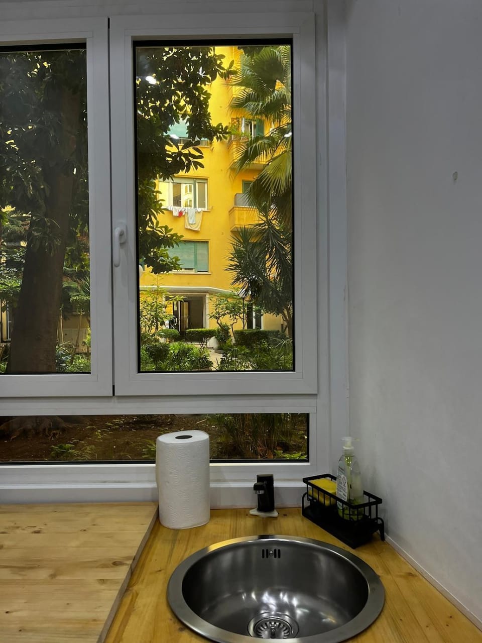 Kitchen or kitchenette, Garden view